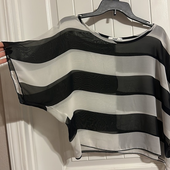 🗣️3 for 15! B&W striped tunic top - Picture 3 of 6